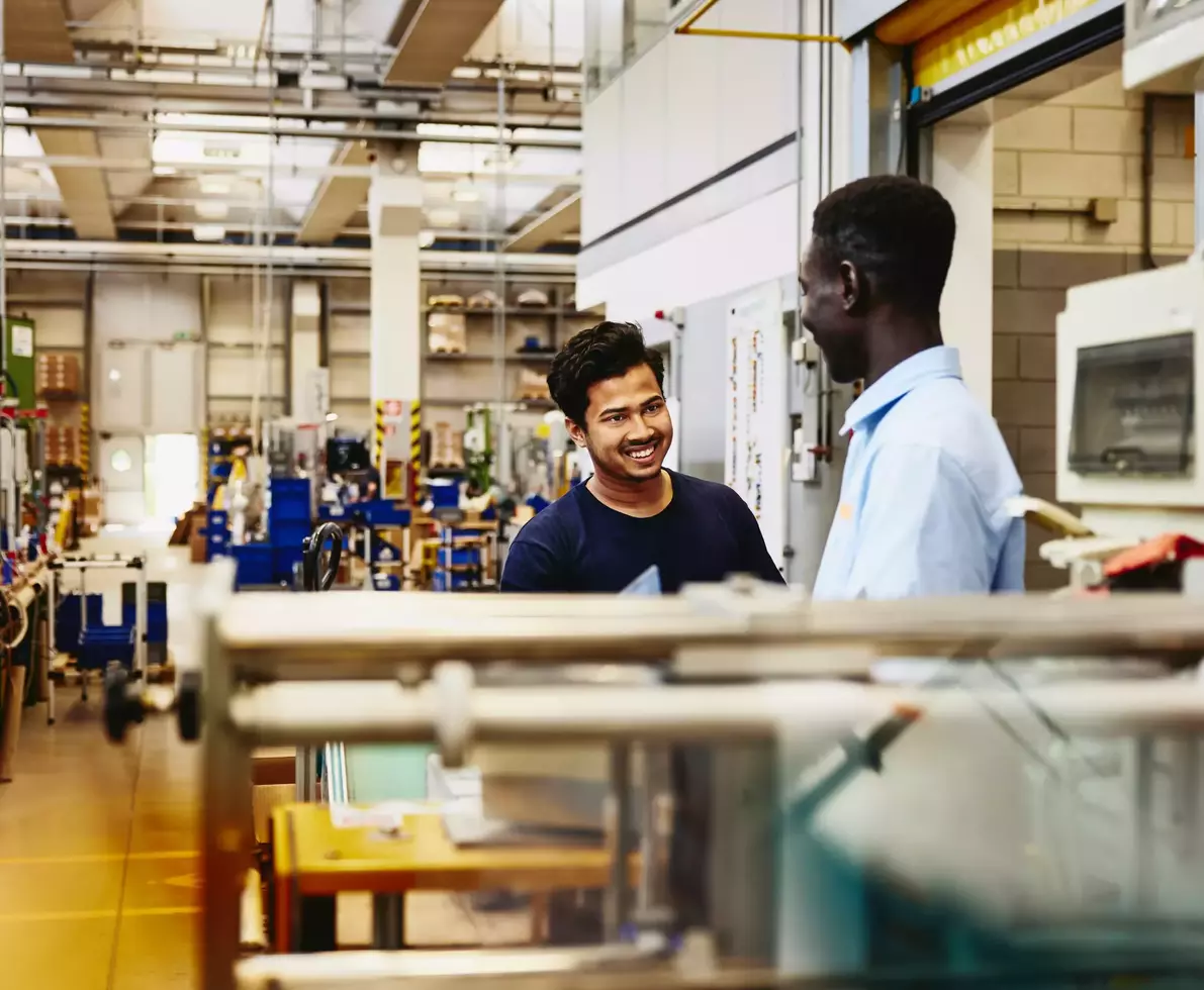 deux employés discutant dans une zone de production